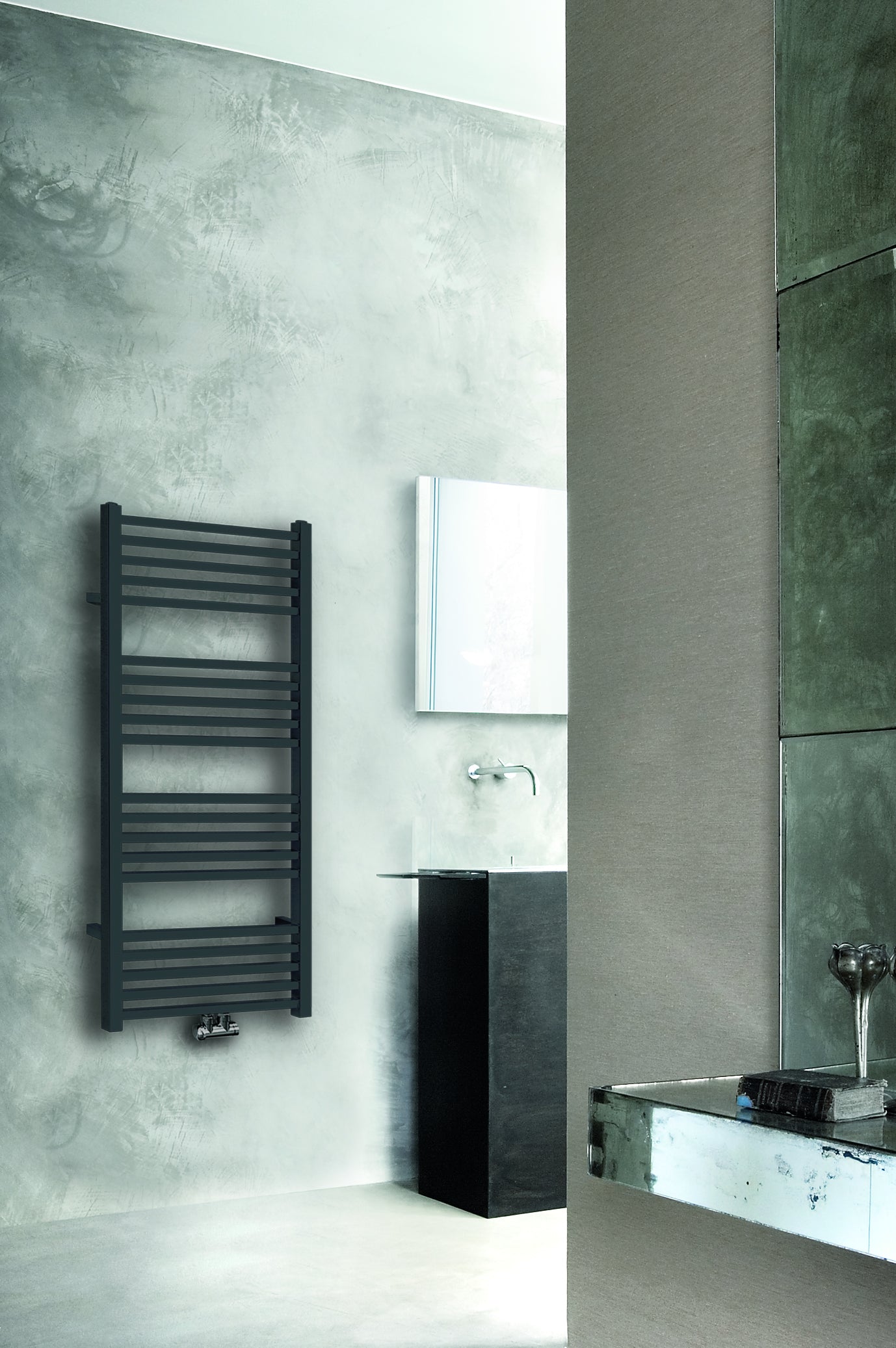 Tower radiator 119 x 60 cm mat zwart
