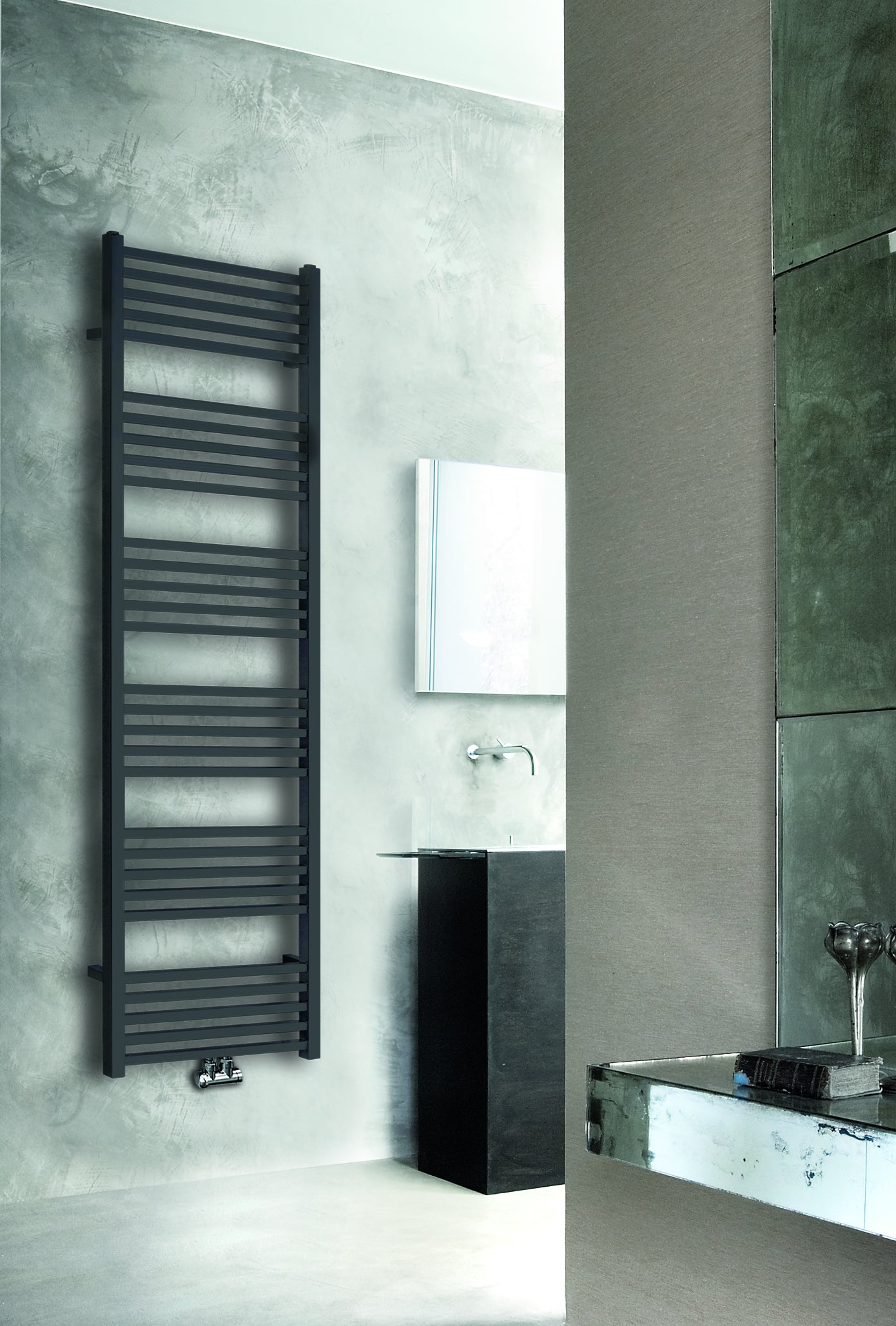 Tower radiator 182 x 60 cm mat zwart